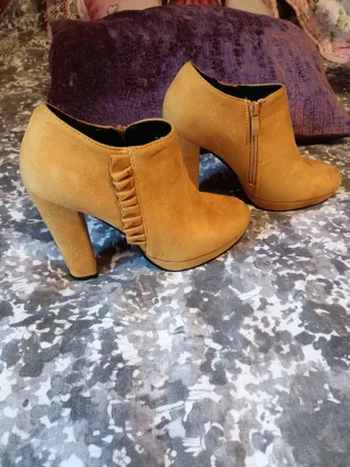 Botines de tacón con volantes