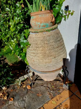 Tinaja antigua con pie