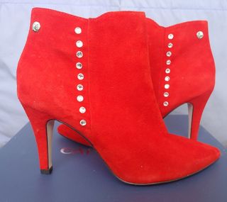 Botines rojos de ante con pedrería