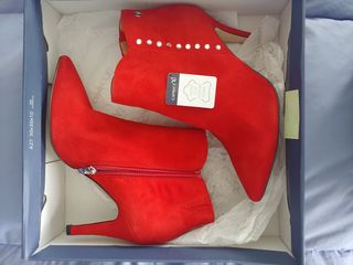 Botines rojos de ante con pedrería