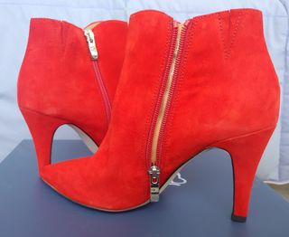 Botines rojos de ante con pedrería