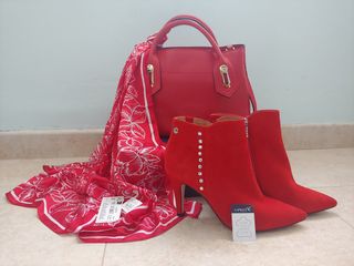 Botines rojos de ante con pedrería