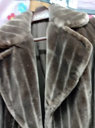 Abrigo de pelo sintético gris, perfecto estado