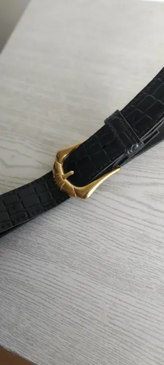 Cinturón negro piel efecto cocodrilo