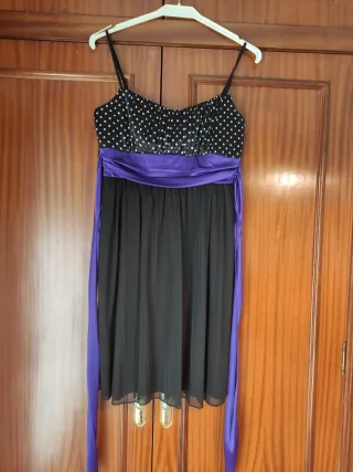 Vestido negro lunares con cinturón morado