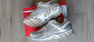 Nike Zoom Vomero 5 Hombre Talla 43 Gris