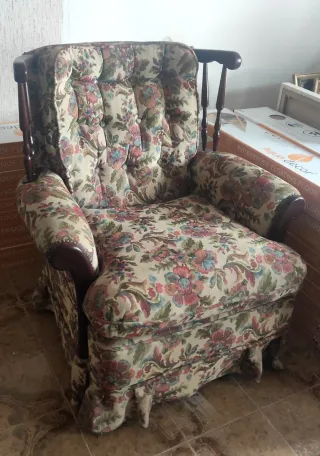 Butaca tapizado floral y madera maciza.
