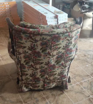 Butaca tapizado floral y madera maciza.