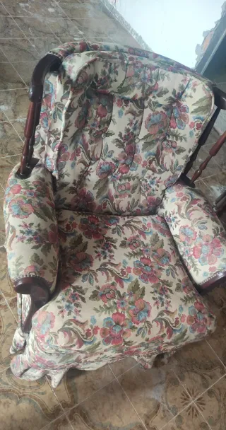 Butaca tapizado floral y madera maciza.