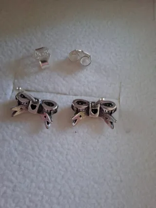 Orecchini fiocco Pandora neri e argento