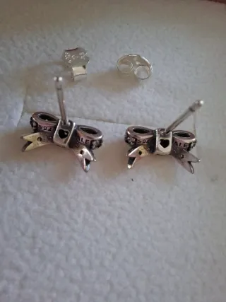 Orecchini fiocco Pandora neri e argento