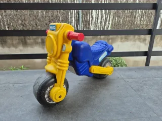 Moto de juguete azul y amarilla