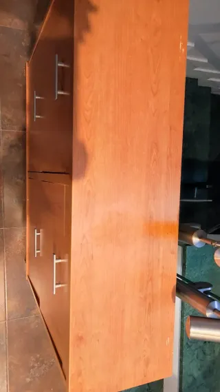 Zapatero de madera marrón