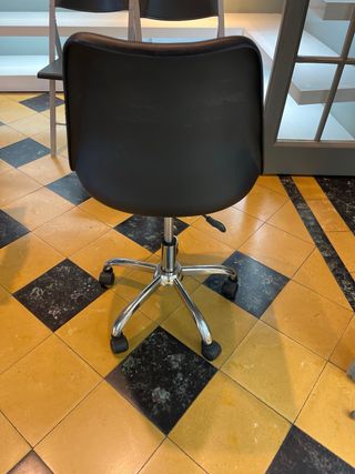 Silla de oficina negra con ruedas