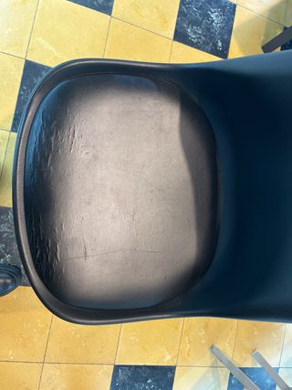 Silla de oficina negra con ruedas