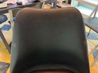 Silla de oficina negra con ruedas