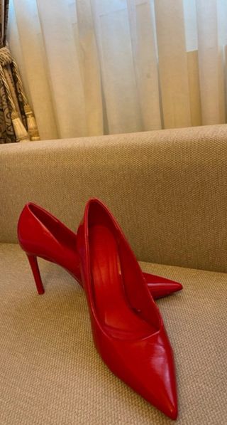 Zapatos de tacón rojos