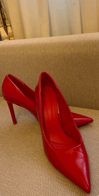 Zapatos de tacón rojos