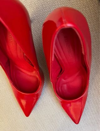 Zapatos de tacón rojos