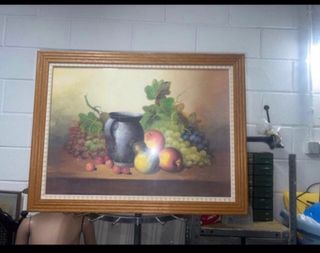 Cuadro de frutas y jarrón de madera