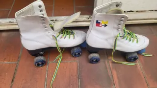 Patines blancos con cordones multicolores