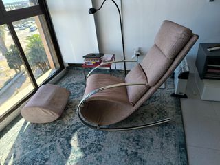 Mecedora y reposapiés beige y plateado
