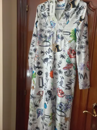 Vestido estampado floral y abstracto