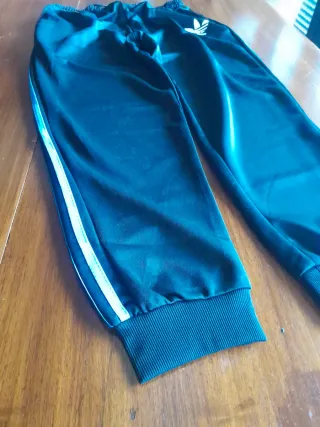 Pantaloni tuta neri con strisce azzurre