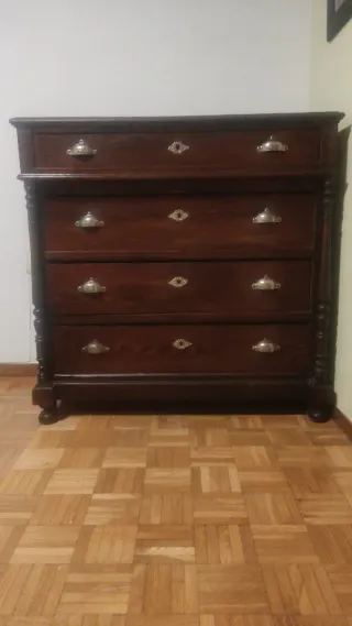 Cómoda antigua de madera