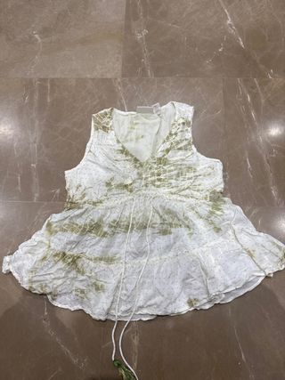 Camiseta sin mangas verde y blanca