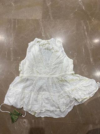 Camiseta sin mangas verde y blanca