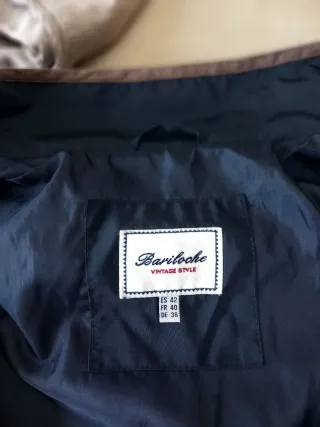 Cazadora azul marino con capucha