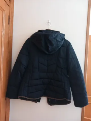 Cazadora azul marino con capucha