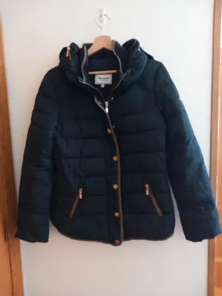 Cazadora azul marino con capucha