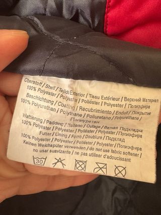 Chaqueta roja y negra mujer