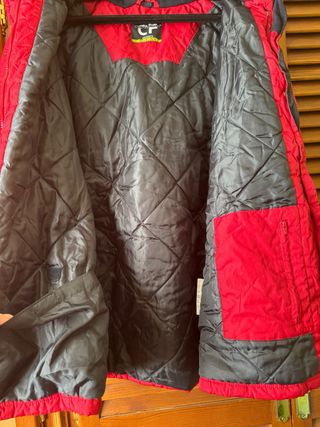 Chaqueta roja y negra mujer