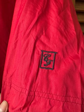 Chaqueta roja y negra mujer