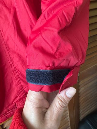 Chaqueta roja y negra mujer