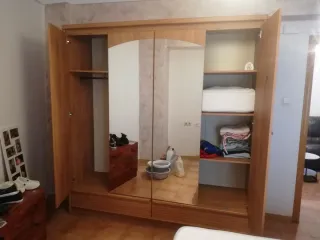 Armario ropero y cajonera de madera