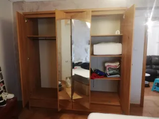 Armario ropero y cajonera de madera