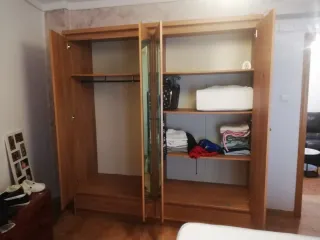 Armario ropero y cajonera de madera
