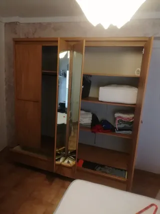 Armario ropero y cajonera de madera