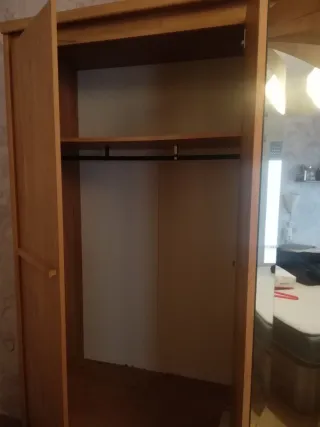 Armario ropero y cajonera de madera