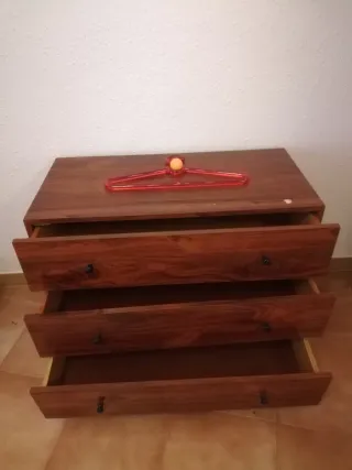 Armario ropero y cajonera de madera