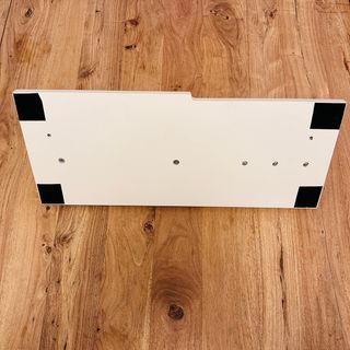 Perchero de pared blanco y ganchos de metal