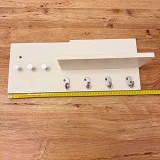 Perchero de pared blanco y ganchos de metal