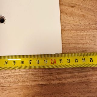 Perchero de pared blanco y ganchos de metal