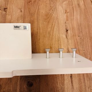 Perchero de pared blanco y ganchos de metal