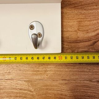 Perchero de pared blanco y ganchos de metal