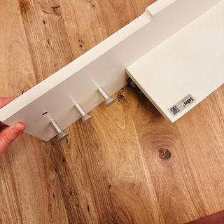 Perchero de pared blanco y ganchos de metal